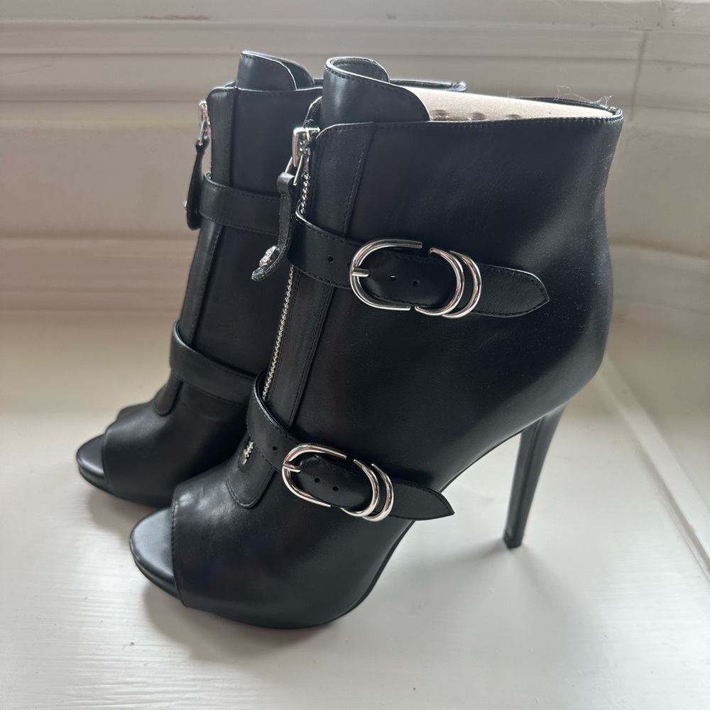 Guess booties never worn. Size 7.5.  Such sexy pair!